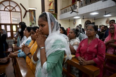 NOIDA İNDİYA 7 Nisan 2023 Kutsal Cuma günü Noida Hindistan 'da 34. Sektör' deki bir kilisede namaz kılanlara katılır. İsa Mesih 'in çarmıha gerilmesi ve Calvary' de ölümünün anıldığı bir Hıristiyan bayramıdır.