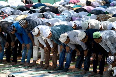 NOIDA INDIA 7 Nisan 2023 Müslüman hayranları 7 Nisan 2023 tarihinde Noida Hindistan 'da 7 Nisan 2023 tarihinde Noida' da Ramdan kutsal ayında Namaz 'ı sundular.
