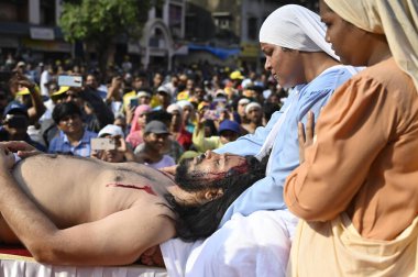 MUMBAI INDIA 7 Nisan 2023 İsa Mesih gibi giyinmiş bir dindar, 7 Nisan 2023 'te Santacruz' da düzenlenen Kutsal Cuma geçit töreninde çarmıha gerilmeyi canlandırdı. 