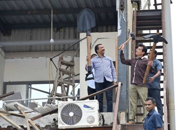 MUMBAI INDIA APRIL 7 Nisan 2023 BJP lideri Kirit Somaiya, Balaji Tirupati stüdyolarının 7 Nisan 2023 'te Mumbai' deki BMC yetkilileri tarafından kapatıldığı Madh Marve 'ı ziyaret etti. 