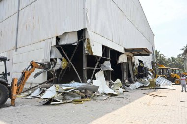 MUMBAI INDIA APRIL 7 Nisan 2023 NGT 'in Madh Marve' deki Balaji Tirupati stüdyolarının 7 Nisan 2023 'te Mumbai' deki yetkililer tarafından kapatılmasından sonra Hindistan yetkilileri, beş stüdyonun Cuma günü izinsiz olarak kapatılacağını açıkladı.