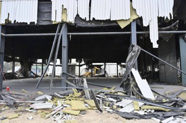 MUMBAI INDIA APRIL 7 Nisan 2023 NGT 'in Madh Marve' deki Balaji Tirupati stüdyolarının 7 Nisan 2023 'te Mumbai' deki yetkililer tarafından kapatılmasından sonra Hindistan yetkilileri, beş stüdyonun Cuma günü izinsiz olarak kapatılacağını açıkladı.