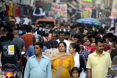 GURUGRAM INDIA 9 Nisan 2023 sıcak bir yaz günü Sohna Chowk yakınlarındaki Sadar Çarşısı 'nda Parveen Kumar Hindustan Times tarafından Hindistan' ın Gurugram fotoğrafında yüz maskeleri olmadan görüldü.