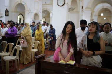 YENİ DELHI INDIA NİSAN 9 Nisan 2023 Kutsal Yürek Katedrali Kilisesi 'nde 9 Nisan 2023 Paskalya vesilesiyle Yeni Delhi Hindistan' da İsa 'nın yeniden dirilişini kutlamak için toplandı.