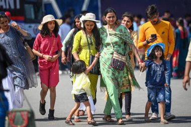 NEW DELHI INDIA NİSAN 9 Nisan 2023 Sıcak bir yaz gününde Sanchit Khanna Hindustan Times tarafından 9 Nisan 2023 'te Kızıl Kale' de görüldü.