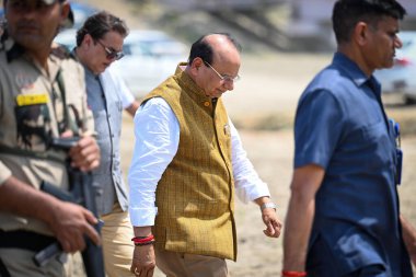 NEW DELHI INDIA APRIL 9 Nisan 2023 VK Saxena Delhi Vali Yardımcısı, 9 Nisan 2023 'te Yeni Delhi' de Yamuna Nehri 'nin Wazirabad' daki ek drenaj açığını temizlemek için yetkililer tarafından atılan yenilikçi adımları denetliyor.