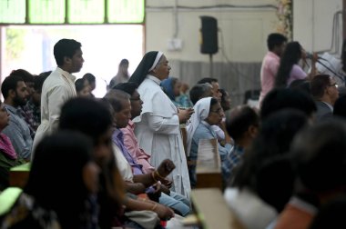 9 Nisan 2023 'te Noida Hindistan' da Noida 34 'te Paskalya Günü' nde bir kilisede dua edenler Paskalya Bayramı, Paskalya Bayramı 'nda İsa' nın yeniden doğuşunu kutlamak için kutlanır.