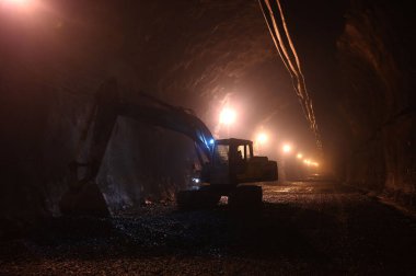 SRINAGAR, INDIA, 9 Nisan 2023 'te Srinagar' ın doğusundaki Srinagar Ladakh otoyolu üzerinde Asya 'nın en uzun iki yönlü Zojila Tüneli' nde çalışan inşaat işçileri 9 Nisan 2023 'te Hindistan' ın Srinagar kentinde çalışmaktadır. 