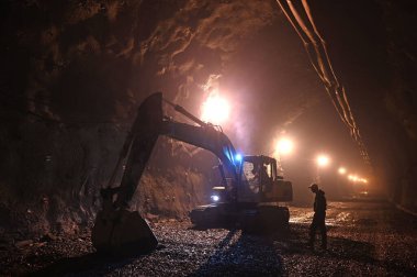 SRINAGAR, INDIA, 9 Nisan 2023 'te Srinagar' ın doğusundaki Srinagar Ladakh otoyolu üzerinde Asya 'nın en uzun iki yönlü Zojila Tüneli' nde çalışan inşaat işçileri 9 Nisan 2023 'te Hindistan' ın Srinagar kentinde çalışmaktadır. 