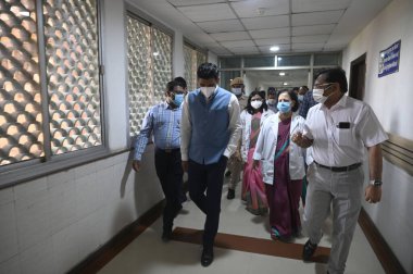 GURUGRAM INDIA APRIL 10 Nisan 2023 Nthe Kumar Yadav Emniyet Müdür Yardımcısı ve Dr. Virendra Yadav CMO ESIC hastanesi, Hindistan Gurugram 9 Nisan 2023 tarihinde Hindistan Gurugram 'da yapılan 9 Nisan taklit tatbikatı sırasında COVID hazırlık durumunu incelemek üzere hastaneyi ziyaret etti. 