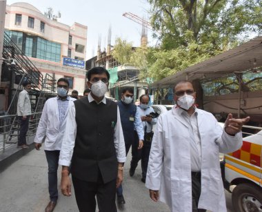 NEW DELHI INDIA APRIL 10 Nisan 2023 Sağlık Bakanı Mansukh Mandaviya COVID 19 tatbikatı için RML Hastanesi 'nde 10 Nisan 2023 tarihinde yapılan tatbikat sırasında ülke çapında iki günlük bir tatbikat başlattı. 