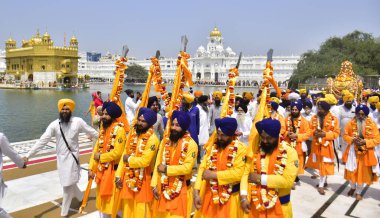 AMRITSAR INDIA 10 Nisan 2023 Panj pyaras liderliğindeki ve arkasında Guru Granth Sahib, Guru Tegh Bahadur 'un doğum günü arifesinde özel bir altın tahtırevan ile 10 Nisan 2023 tarihinde Amritsar I.