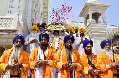 AMRITSAR INDIA NİSAN 10 Nisan 2023 Panj Pyaras, Guru Granth Sahib 'i, Guru Tegh Bahadur' un doğum yıldönümü arifesinde, Guru Tegh Bahadur 'un Altın Tapınak' ta taşıyarak Altın Tapınak Başkanı Giani Jagtra Singh 'in önderliğinde ve arkasında.
