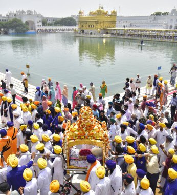 AMRITSAR INDIA 10 Nisan 2023 Sih hayranları Guru Granth Sahib 'i 10 Nisan 2023' te Hindistan 'ın Amritsar şehrinde Guru Tegh Bahadur' un doğum yıldönümü arifesinde özel bir altın tahtırevanda taşıdılar.