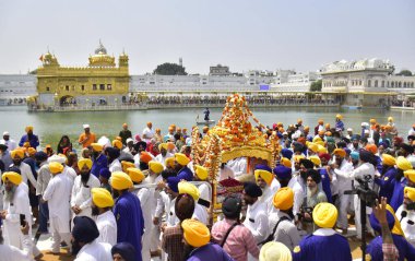 AMRITSAR INDIA 10 Nisan 2023 Sih hayranları Guru Granth Sahib 'i 10 Nisan 2023' te Hindistan 'ın Amritsar şehrinde Guru Tegh Bahadur' un doğum yıldönümü arifesinde özel bir altın tahtırevanda taşıdılar.