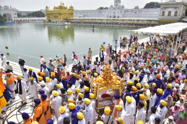 AMRITSAR INDIA 10 Nisan 2023 Sih hayranları Guru Granth Sahib 'i 10 Nisan 2023' te Hindistan 'ın Amritsar şehrinde Guru Tegh Bahadur' un doğum yıldönümü arifesinde özel bir altın tahtırevanda taşıdılar.