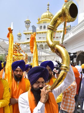 AMRITSAR INDIA 10 Nisan 2023 Bir sikh hayranı, Guru Tegh Bahadur 'un doğum yıldönümünün arifesinde, Sameer Sehgal Hindustan Times tarafından çekilen Amritsar Hindistan' da 10 Nisan 2023 'te Altın Tapınak' ta bir Nagar Kirtan sırasında müzik aleti çalıyor.