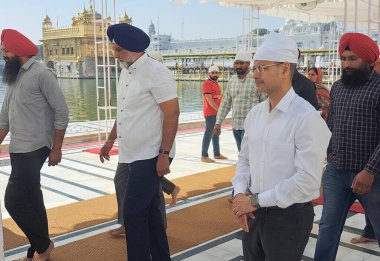 AMRITSAR INDIA APRIL 10 2023 Gaurav Yadav R Director General of Police DGP Punjab paying obeisance at Golden Temple on April 10 2023 in Amritsar India Photo by Sameer Sehgal Hindustan Times clipart