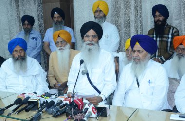 AMRITSAR INDIA Nisan 10 2023 Shiromani Gurdwara Parbandhak Komitesi SGPC Başkanı Harjinder Singh Dhami 2 R, yürütme üyeleri ile 10 Nisan 2023 tarihinde Amritsar Hindistan 'da bir basın toplantısı düzenledi. Fotoğraf: Sameer Sehgal Hindustan Times