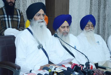 AMRITSAR INDIA Nisan 10 2023 Shiromani Gurdwara Parbandhak Komitesi SGPC Başkanı Harjinder Singh Dhami L yürütme üyeleri ile 10 Nisan 2023 tarihinde Amritsar Hindistan 'da bir basın toplantısı düzenledi. Fotoğraf: Sameer Sehgal Hindustan Times