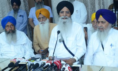 AMRITSAR INDIA Nisan 10 2023 Shiromani Gurdwara Parbandhak Komitesi SGPC Başkanı Harjinder Singh Dhami 2 R, yürütme üyeleri ile 10 Nisan 2023 tarihinde Amritsar Hindistan 'da bir basın toplantısı düzenledi. Fotoğraf: Sameer Sehgal Hindustan Times