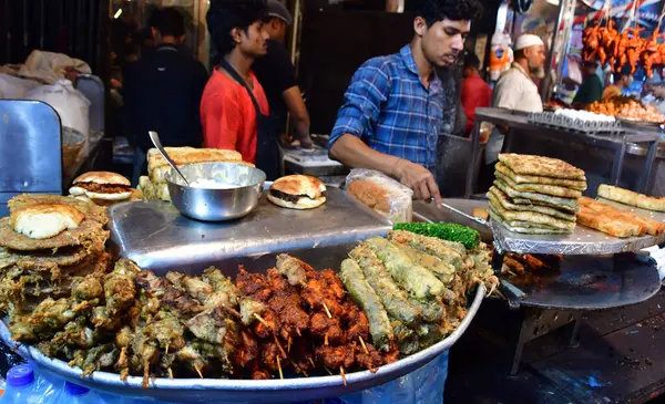 MUMBAI, INDIA: 4 Nisan 2023 - Satıcılar, 4 Nisan 2023 'te Pydhonie' deki Minara Mescidi yakınlarında yol kenarındaki tezgahlarda Bhushan Koyande Hindustan Times tarafından yapılan fotoğraf: