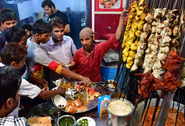 MUMBAI, INDIA: 4 Nisan 2023 - Satıcılar, 4 Nisan 2023 'te Pydhonie' deki Minara Mescidi yakınlarında yol kenarındaki tezgahlarda Bhushan Koyande Hindustan Times tarafından yapılan fotoğraf: