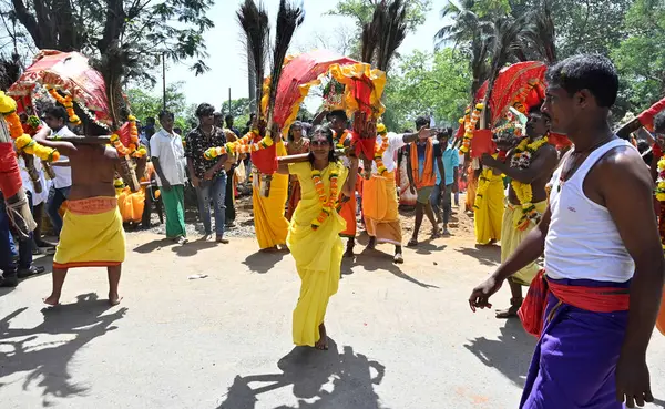 MUMBAI, INDIA: 5 Nisan 2023 - Doğu Aarey Goregaon Kolonisi 'nde Lord Murugan' a adanmış Panguni Uthiram festivali kutlamaları vesilesiyle dini tören sırasında ağızlarına metal şiş sokan Tamil hayranları.