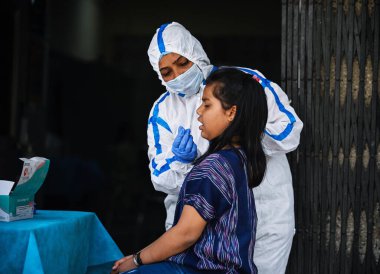 NEW DELHI INDIA APRIL 13 Nisan 2023 Bir sağlık çalışanı, 13 Nisan 2023 tarihinde Delhi Hükümet dispanseri Daryaganj 'da, Yeni Delhi' de Raj K Hindustan Times 'ın çektiği bir koronavirüs testi için örnek topluyor.