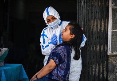 NEW DELHI INDIA APRIL 13 Nisan 2023 Bir sağlık çalışanı, 13 Nisan 2023 tarihinde Delhi Hükümet dispanseri Daryaganj 'da, Yeni Delhi' de Raj K Hindustan Times 'ın çektiği bir koronavirüs testi için örnek topluyor.