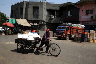 NEW DELHI INDIA 13 Nisan 2023 Gazipur gıda pazarında bir satıcı kova buz taşımacılığı 13 Nisan 2023 'te Delhi NCR' nin bir bölümünde başlayan sıcak hava dalgaları Yeni Delhi Hindistan 'da Salman Ali Hindustan Times