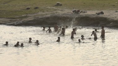 NEW DELHI INDIA 13 NİSAN 2023 Çocuklar sıcak bir yaz öğleden sonra Yamuna nehri yakınlarındaki bir gölde serinlerken, civa seviyesi 13 Nisan 2023 tarihinde Yeni Delhi Hindistan 'da Sonu Mehdustan Times tarafından çekilmiştir.