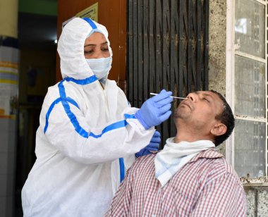 NEW DELHI INDIA 13 Nisan 2023 Bir sağlık çalışanı, 13 Nisan 2023 tarihinde UPHC Daryaganj 'da yapılan Covid 19 testi için bir kişiden örnek alır.