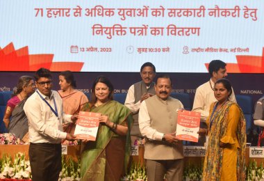 NEW DELHI INDIA 13 APRIL 2023 Devlet Bilim ve Teknoloji Bağımsız Sorumluluğu Bakanı Jitendra Singh ile Meenakshi Lekhi MOS Dış İlişkiler ve Kültür için Rozgar Mela 'daki adaylara atama mektupları dağıtın
