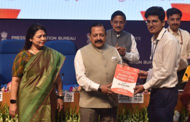 NEW DELHI INDIA 13 APRIL 2023 Devlet Bilim ve Teknoloji Bağımsız Sorumluluğu Bakanı Jitendra Singh ile Meenakshi Lekhi MOS Dış İlişkiler ve Kültür için Rozgar Mela 'daki adaylara atama mektupları dağıtın
