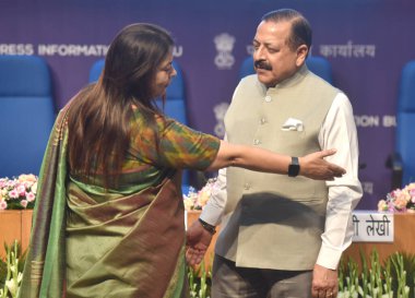 NEW DELHI INDIA 13 Nisan 2023 Devlet Bağımsız Bilim ve Teknoloji Sorumlusu Jitendra Singh ve Meenakshi Lekhi MOS Dış İlişkiler ve Kültür için Meenakshi Lekhi MOS 13 Nisan 2023 tarihinde Ulusal Medya Merkezi Rozgar Mela 'da 