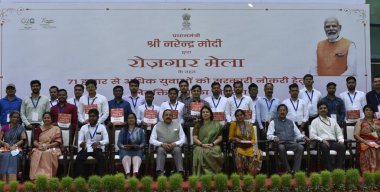 NEW DELHI INDIA 13 NİSAN 2023 Devlet Bilim ve Teknoloji Bağımsız Sorumluluğu Bakanı Jitendra Singh ile Meenakshi Lekhi MOS, Rozgar Me 'ye yeni atananlarla birlikte bir grup fotoğrafında