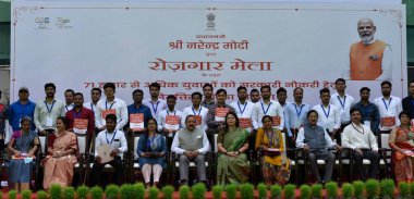 NEW DELHI INDIA 13 NİSAN 2023 Devlet Bilim ve Teknoloji Bağımsız Sorumluluğu Bakanı Jitendra Singh ile Meenakshi Lekhi MOS, Rozgar Me 'ye yeni atananlarla birlikte bir grup fotoğrafında