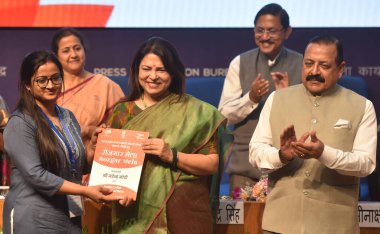 NEW DELHI INDIA 13 APRIL 2023 Devlet Bilim ve Teknoloji Bağımsız Sorumluluğu Bakanı Jitendra Singh ile Meenakshi Lekhi MOS Dış İlişkiler ve Kültür için Rozgar Mela 'daki adaylara atama mektupları dağıtın