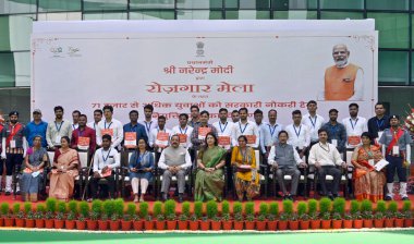NEW DELHI INDIA 13 APRIL 2023 Devlet Bilim ve Teknoloji Bağımsız Sorumluluğu Bakanı Jitendra Singh ile Meenakshi Lekhi MOS Dış İlişkiler ve Kültür için Rozgar Mela 'ya yeni atananlarla birlikte bir grup fotoğrafında