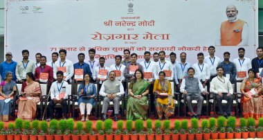 NEW DELHI INDIA 13 APRIL 2023 Devlet Bilim ve Teknoloji Bağımsız Sorumluluğu Bakanı Jitendra Singh ile Meenakshi Lekhi MOS Dış İlişkiler ve Kültür için Rozgar Mela 'ya yeni atananlarla birlikte bir grup fotoğrafında