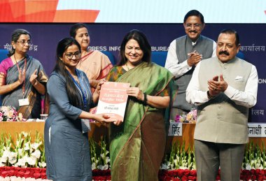 NEW DELHI INDIA 13 APRIL 2023 Devlet Bilim ve Teknoloji Bağımsız Sorumluluğu Bakanı Jitendra Singh ile Meenakshi Lekhi MOS Dış İlişkiler ve Kültür için Rozgar Mela 'daki adaylara atama mektupları dağıtın