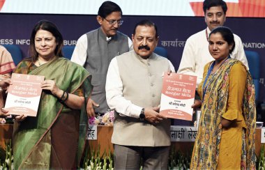 NEW DELHI INDIA 13 APRIL 2023 Devlet Bilim ve Teknoloji Bağımsız Sorumluluğu Bakanı Jitendra Singh ile Meenakshi Lekhi MOS Dış İlişkiler ve Kültür için Rozgar Mela 'daki adaylara atama mektupları dağıtın