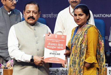 NEW DELHI INDIA 13 Nisan 2023 Devlet Bilim ve Teknoloji Bağımsız Sorumluluğu Bakanı Jitendra Singh, 13 Nisan 2023 tarihinde Yeni Delhi Hindistan 'da Ulusal Medya Merkezi' ndeki Rozgar Mela 'daki adaylara atama mektupları dağıtıyor.