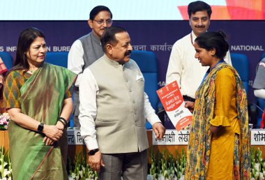 NEW DELHI INDIA 13 APRIL 2023 Devlet Bilim ve Teknoloji Bağımsız Sorumluluğu Bakanı Jitendra Singh ile Meenakshi Lekhi MOS Dış İlişkiler ve Kültür için Rozgar Mela 'daki adaylara atama mektupları dağıtın