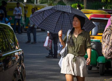 NEW DELHI INDIA 13 NİSAN 2023 Sıcak bir yaz gününde Connaught Place 'de görüldü 13 Nisan 2023 Yeni Delhi Hindistan Fotoğrafı: Vipin Kumar Hindustan Times