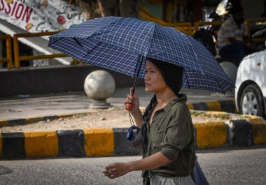 NEW DELHI INDIA 13 NİSAN 2023 Sıcak bir yaz gününde Connaught Place 'de görüldü 13 Nisan 2023 Yeni Delhi Hindistan Fotoğrafı: Vipin Kumar Hindustan Times