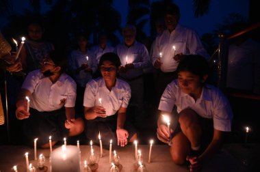 NoIDA INDIA 13 Nisan 2023 Okul Öğrencileri ve şehitlerin aileleri, 13 Nisan 2023 'te Noida Şehit Anıtı' nda Sunil Ghosh Hindustan T tarafından Noida Hindistan 'da düzenlenen 22. anma gününde mum yakarken görüldü.