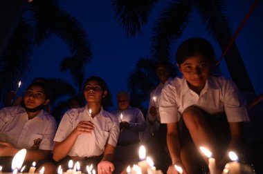 NoIDA INDIA 13 Nisan 2023 Okul Öğrencileri ve şehitlerin aileleri, 13 Nisan 2023 'te Noida Şehit Anıtı' nda Sunil Ghosh Hindustan T tarafından Noida Hindistan 'da düzenlenen 22. anma gününde mum yakarken görüldü.