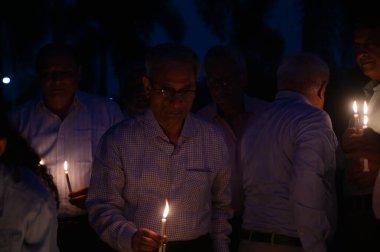 NoIDA INDIA 13 Nisan 2023 Okul Öğrencileri ve şehitlerin aileleri, 13 Nisan 2023 'te Noida Şehit Anıtı' nda Sunil Ghosh Hindustan T tarafından Noida Hindistan 'da düzenlenen 22. anma gününde mum yakarken görüldü.